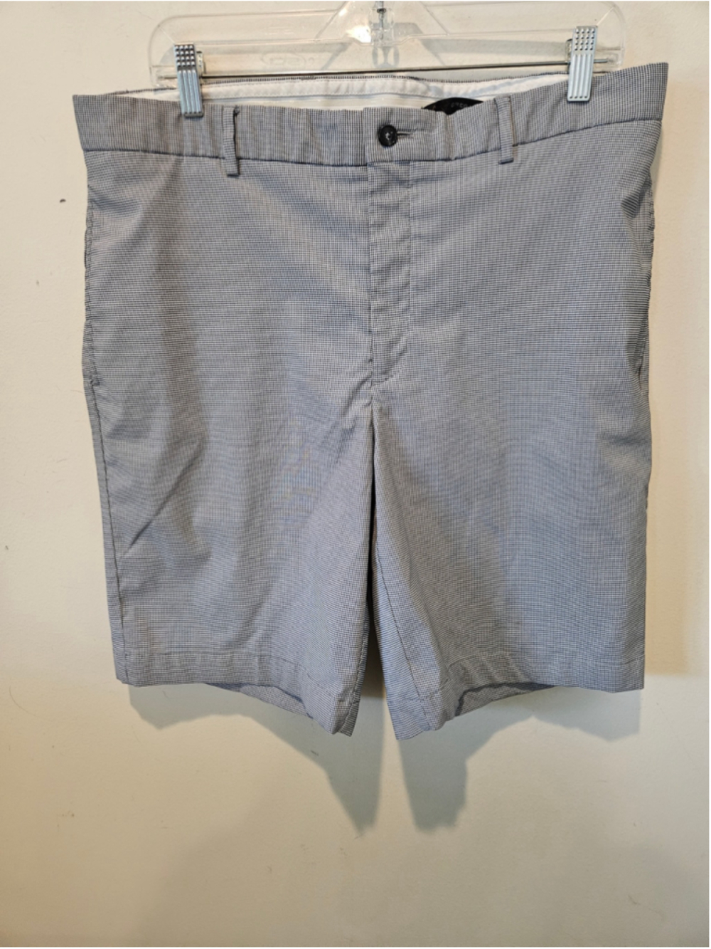 Men's Greg Norman Flat Front Shorts Size 36 Grey White Gingham